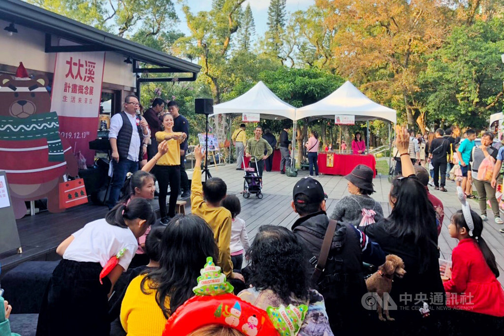 桃園市政府推動的「大大溪計畫概念展-生活未來式」目前在大溪登場,期望透過假日舉辦的好暖市集、田園輕旅行等活動,呈現老街與新文創帶來的生命力。中央社記者吳睿騏桃園攝 108年12月15日