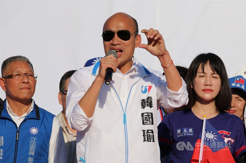 國民黨總統候選人韓國瑜(前中)14日前往彰化,對於總統蔡英文指「放棄承諾的人對不起高雄」,韓國瑜說,高雄人給民進黨30年機會,結果高雄負債全台第一,他做得這麼認真,到底誰對不起高雄市民。中央社記者蕭博陽彰化縣攝 108年12月14日