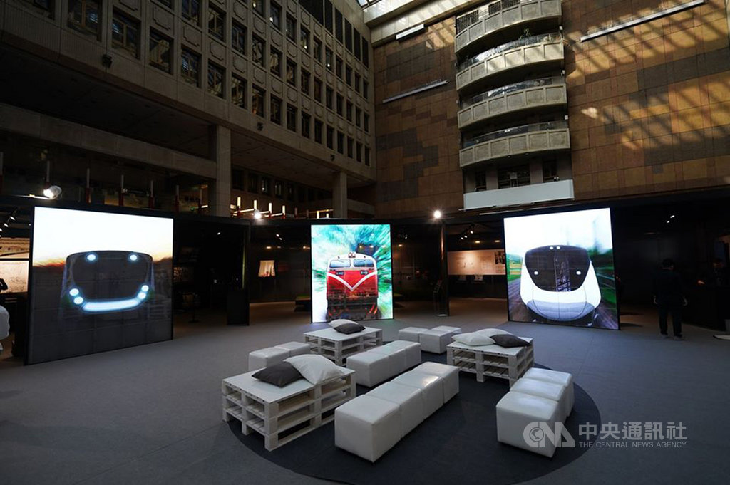 台鐵局15日宣布,「鳴日─台鐵美學復興」特展時間延長展至22日,民眾可把握機會前往欣賞新購列車、觀光列車設計,還可藉VR感受搭乘新列車樣貌。(台鐵局提供)中央社記者鄭景雯傳真 108年12月15日