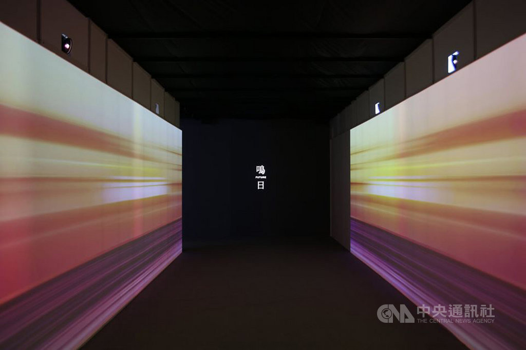 台鐵局舉辦的「鳴日─台鐵美學復興」特展原訂展出至15日,因受民眾喜愛,台鐵決定將展期延長至22日,民眾可透過VR感受搭乘新列車樣貌。(台鐵局提供)中央社記者鄭景雯傳真 108年12月15日