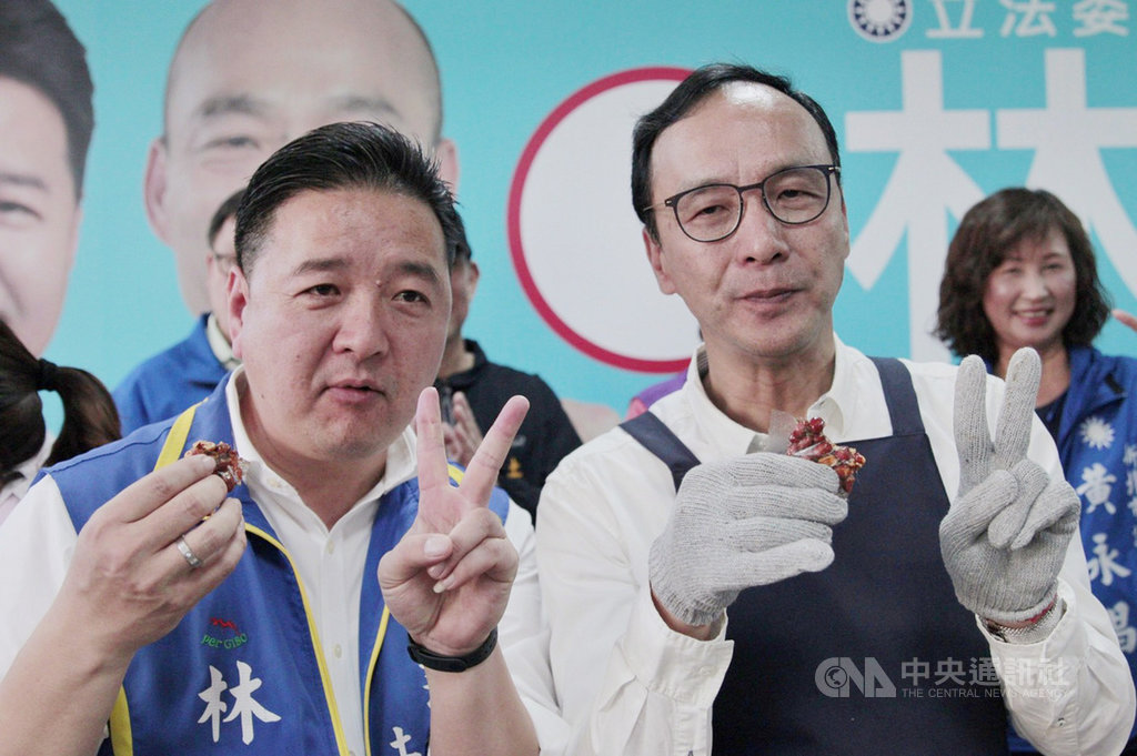 國民黨總統候選人韓國瑜全國競總主委朱立倫(右)15日為國民黨立委參選人林金結(左)助選,朱立倫體驗製作花生糖時笑說,大家吃到他做的花生糖,一定「好事會發生」。(林金結競總提供)中央社記者王鴻國傳真 108年12月15日