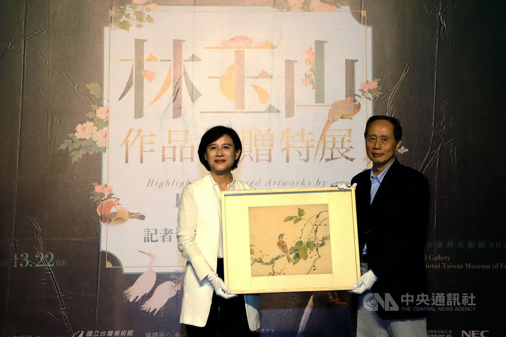 國寶畫家林玉山家屬將珍藏多年的林玉山早年水墨、膠彩畫作品70件,以及2500多張的寫生圖稿作品捐給國立台灣美術館典藏,林玉山兒子林柏亭(右)15日代表捐贈給文化部長鄭麗君(左)。(文化部提供)中央社記者鄭景雯傳真 108年12月15日