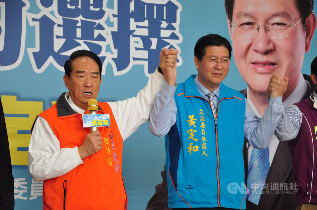 無黨籍宜蘭縣立委參選人黃定和(右)數度陪台灣民眾黨主席柯文哲跑行程,結盟意味濃,親民黨總統候選人宋楚瑜(左)15日幫黃定和輔選,被問及是否來挖牆腳,宋楚瑜說,人才大家都在爭取。中央社記者沈如峰宜蘭縣攝 108年12月15日