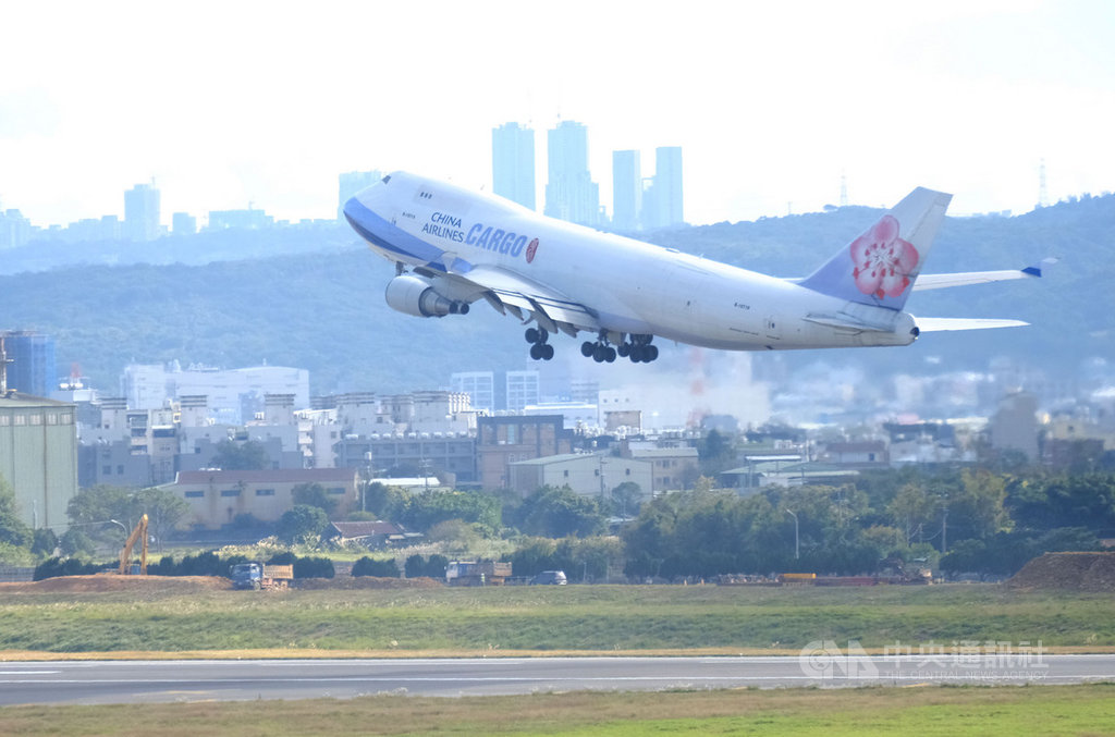 桃園國際機場第二航廈戶外觀景台亮相,民眾可以近距離觀賞飛機起降。中央社記者邱俊欽桃園機場攝 108年12月15日