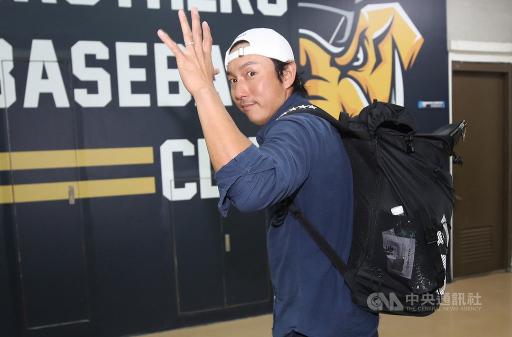 味全龍隊日籍球員兼教練川崎宗則將於16日回日本,明年不確定是否會與味全龍隊續約,他表示,若無法再當球員,考慮回家擔任水電工。中央社記者張新偉攝 108年12月15日