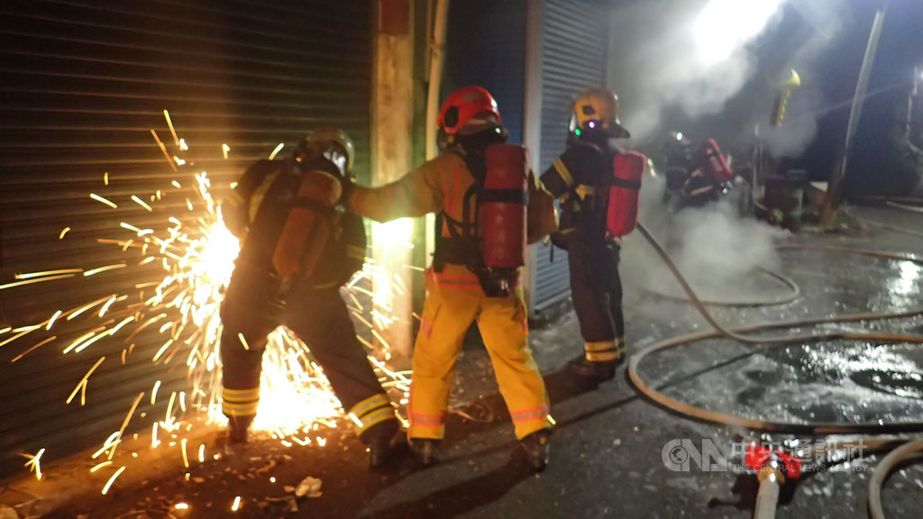 屏東市廣興里15日凌晨有3棟建築物發生火警,消防人員進行搶救,搶救過程中,在鑰匙工廠後方工寮發現1具女姓焦屍。(屏東消防局提供)中央社 108年12月15日