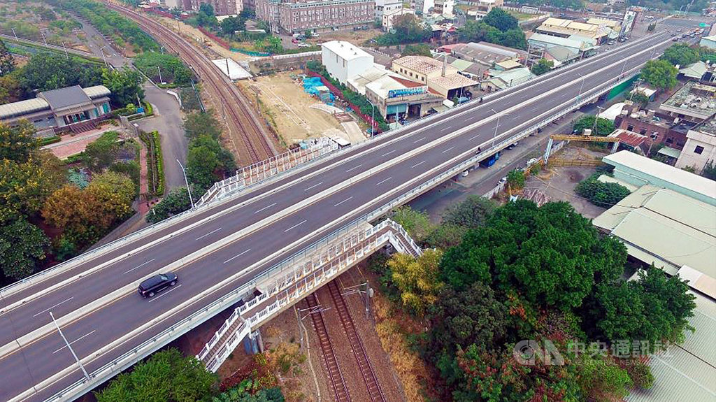 嘉義市博愛陸橋配合鐵路高架化工程需改建,將自23日起施工,這項改建可避免拆除文化路以北98戶民宅,住戶免於拆遷之苦。圖為博愛陸橋空拍照。(嘉義市政府提供)中央社記者黃國芳傳真 108年12月15日