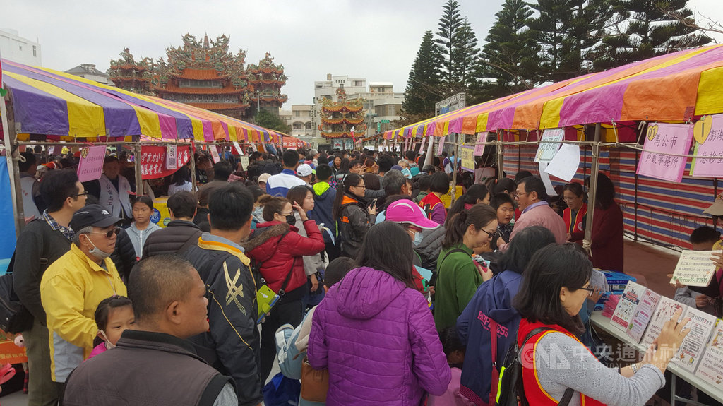 澎湖家扶中心15日舉辦「寒冬暖暖 幸福滿滿」歲末送暖園遊會活動,近2000名受扶助家庭親子與民眾前往,場面熱絡。中央社 108年12月15日