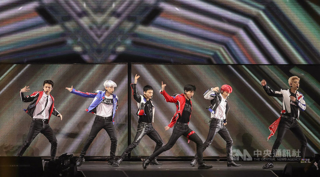 南韓夯團EXO於14日在吉隆坡舉辦EXO PLANET #5 EXplOration萬人演唱會,第四度來馬開唱的EXO人氣不減,最後甚至在歌迷要求下,邊清唱邊跳新歌Obsession,讓歌迷嗨翻。(星藝娛樂提供)中央社記者郭朝河吉隆坡傳真 108年12月15日