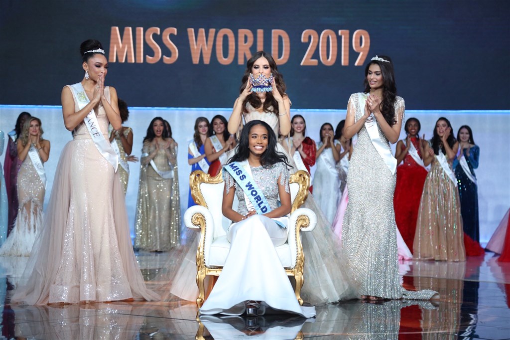 23歲的牙買加佳麗辛赫(前中)14日贏得世界小姐后冠。(圖取自twitter.com/MissWorldLtd)
