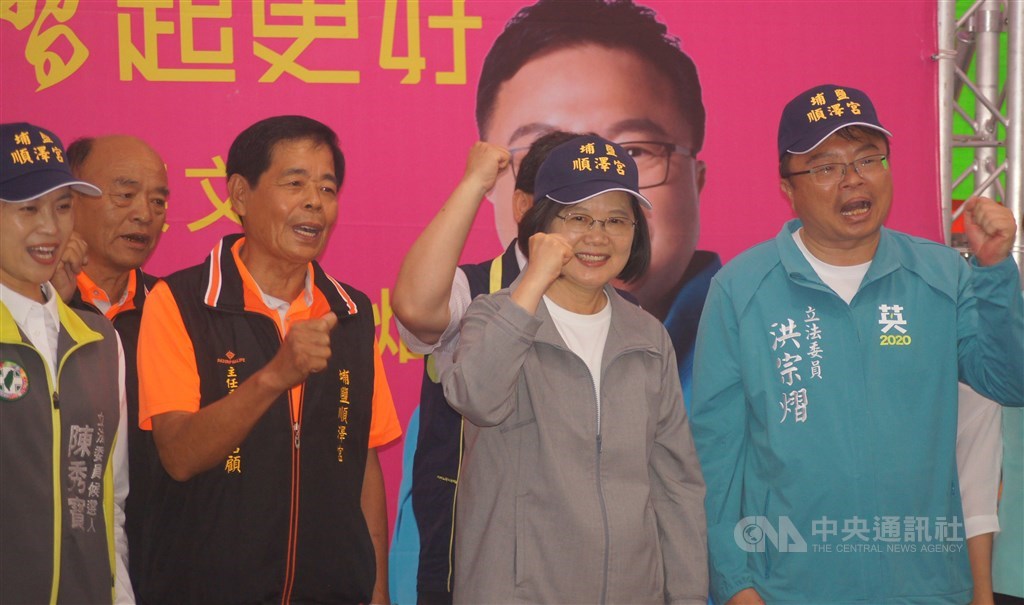 中台灣歷次選舉中間選民游移明顯,中彰投目前是藍營執政,尋求連任的總統蔡英文(右2)造勢重點也在中台灣。圖為蔡總統日前到彰化埔鹽順澤宮時,廟方贈送冠軍帽,祝福蔡總統選舉順利。中央社記者吳哲豪攝 108年12月15日