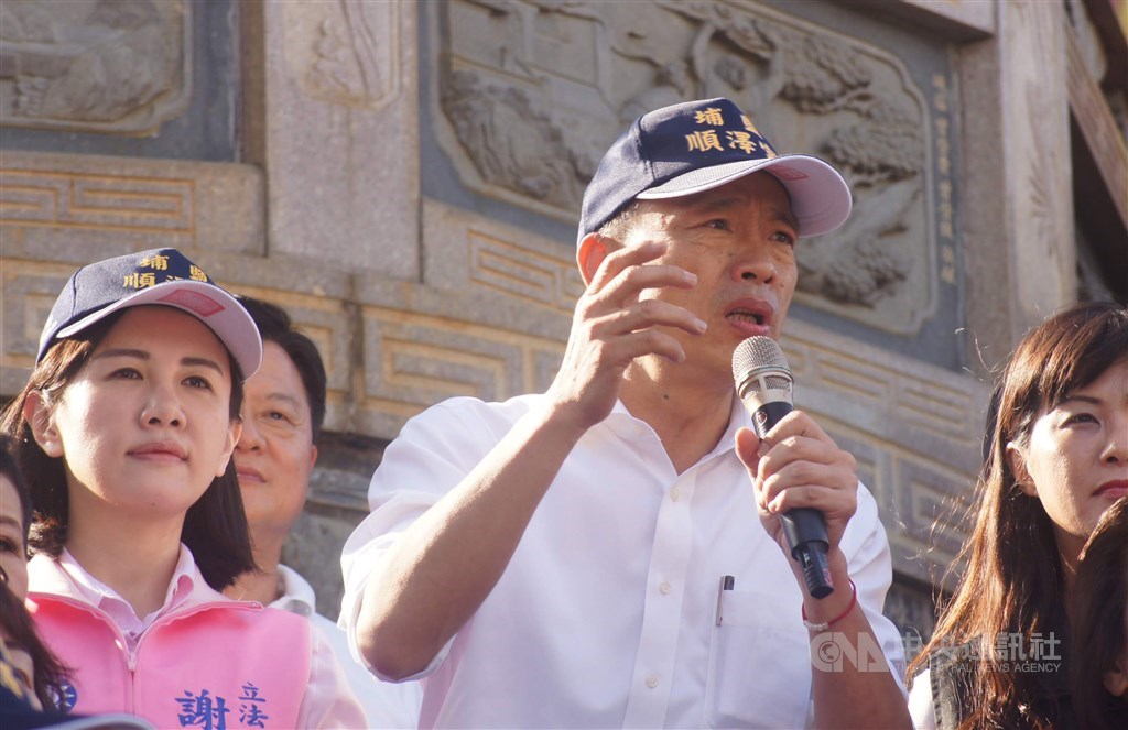 總統大選,彰化縣一直扮演「搖擺縣」的角色,在彰化縣勝出的組合也會贏得大選,藍軍認為,民眾對執政黨不滿,加上韓國瑜下鄉時都有熱情民眾簇擁,對勝選有信心。圖為韓國瑜來到彰化埔鹽順澤宮時,戴著冠軍帽演講。(資料照片)中央社記者吳哲豪攝 108年12月15日