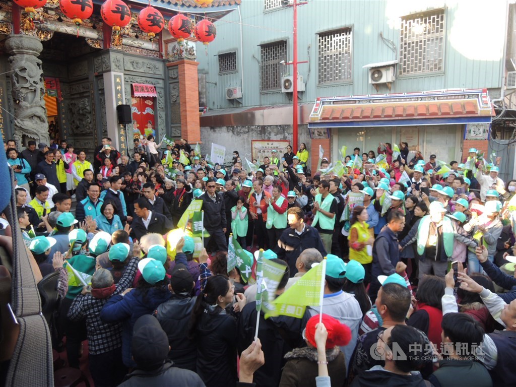 總統大選被視為搖擺區的中台灣,為兵家必爭之地,藍綠積極搶攻。民進黨的造勢場合上,支持者展現熱情,迎接總統蔡英文進場。中央社記者郝雪卿攝 108年12月15日