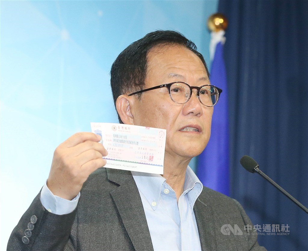 國民黨台北市長候選人丁守中提起選舉無效訴訟,二審台灣高等法院日前辯論終結,訂於17日宣判。圖為2018年11月丁守中召開記者會,亮出支票表示已準備好向法院聲請驗票,且不接受黨內資助。(中央社檔案照片)