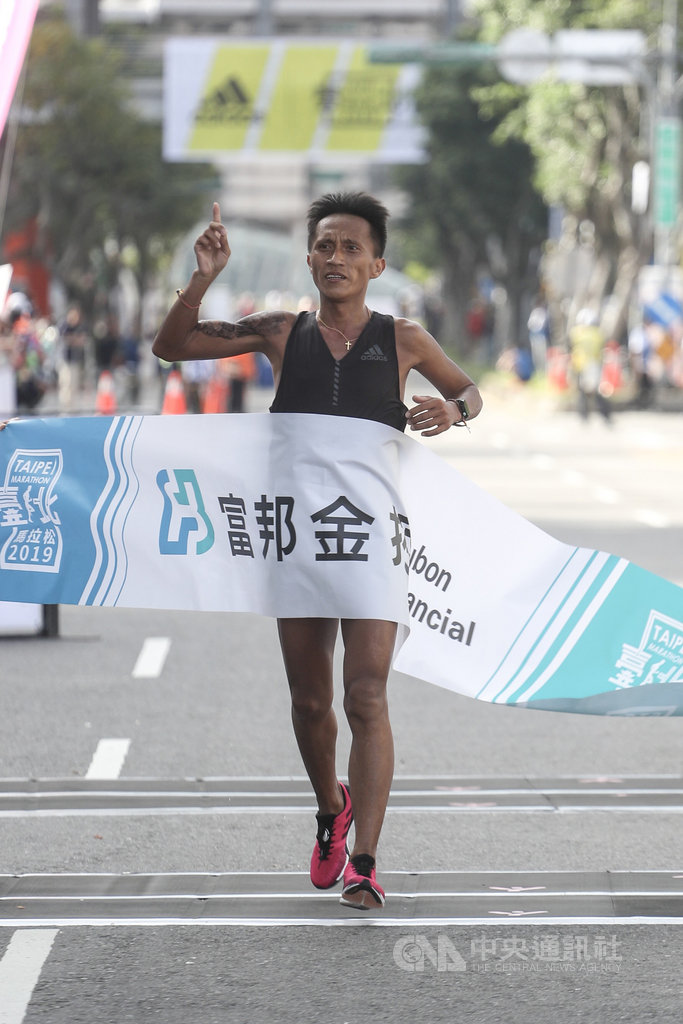 2019台北馬拉松15日在台北市政府前廣場開跑,國內全程馬拉松男子組冠軍由長跑名將蔣介文(圖)獲得。中央社記者裴禛攝 108年12月15日