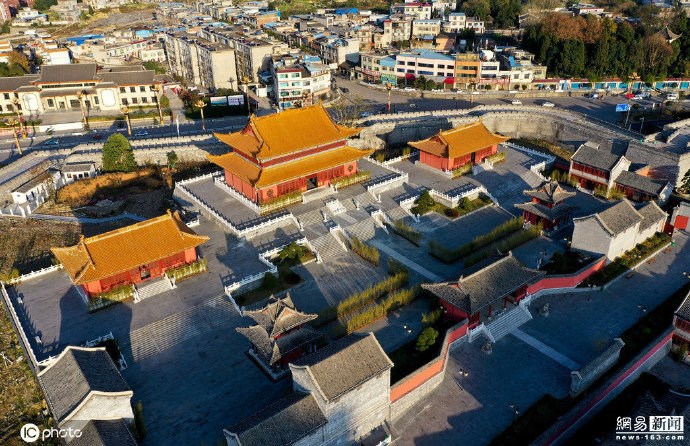 獨山縣是中國貴州省的「國家級貧困縣」,儘管如此,當地政府卻耗資約新台幣95億元建造一座仿古建築,被稱為「山寨紫禁城」。(圖取自微博weibo.com)