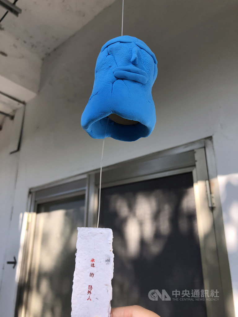 促轉會在國家人權博物館景美園區舉辦「卸密」創作成果展,其中一項展品為「局外人」,是由政治受難者二代施又熙與女兒共同創作。中央社記者侯姿瑩攝 108年12月15日
