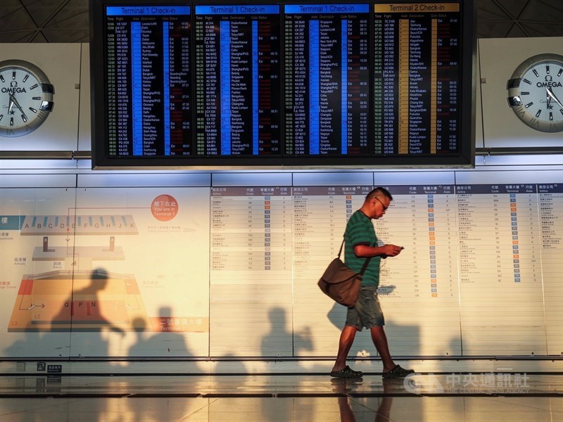 香港機場管理局15日公布的數據顯示,香港國際機場11月客運量僅有500多萬人次,較去年同期下跌16.2%。圖為香港機場。(中央社檔案照片)