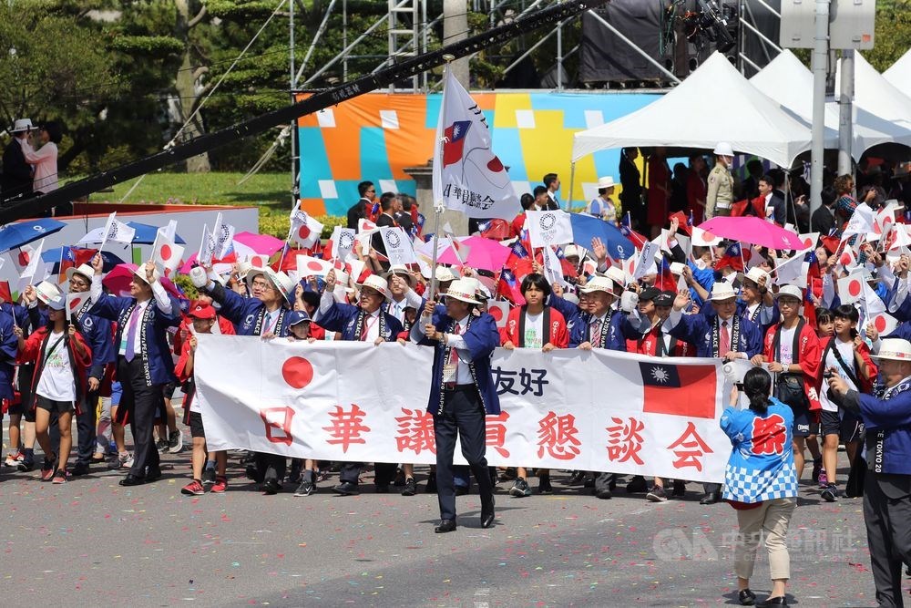 民國108年雙十國慶期間,19位日本國會議員組團來台參加國慶大遊行。(中央社檔案照片)