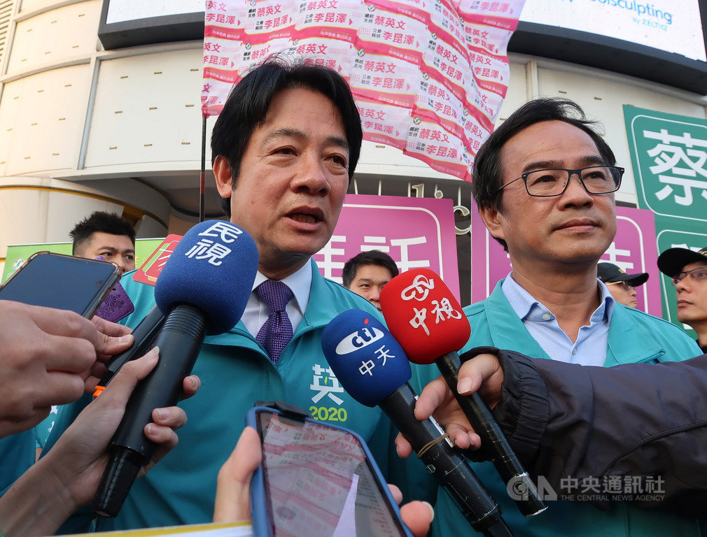 民進黨副總統候選人賴清德(前左)16日與黨籍立委參選人在高雄市大順一路、博愛二路口向過往人車拜票,賴清德受訪表示,對高雄選情有信心,但仍不可大意。中央社記者王淑芬攝 108年12月16日
