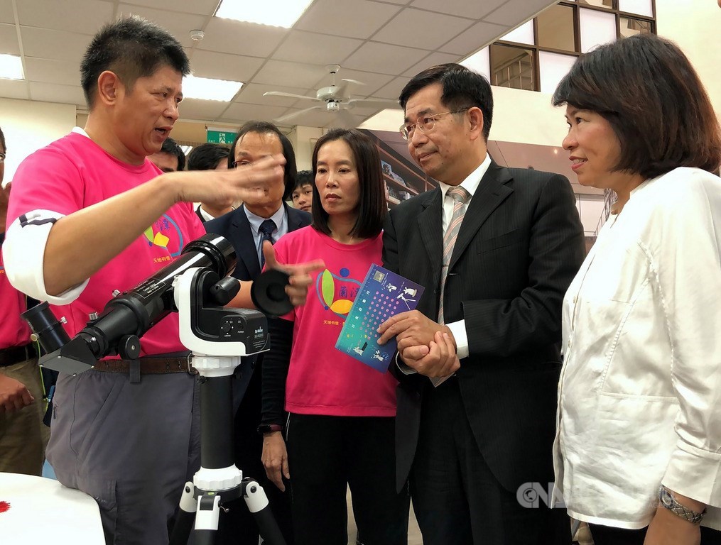 2020夏至日環食發生前200天,教育部長潘文忠(右2)、嘉義市長黃敏惠(右)與嘉義天文教育聯盟相關單位、中小學校長等,16日下午在蘭潭國小一起參與倒數計時啟動儀式,並了解日環食相關知識。中央社記者黃國芳攝 108年12月16日