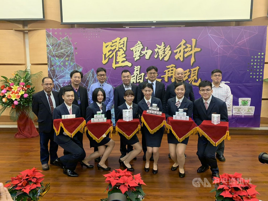 澎湖科技大學16日發表透過純淨天然過濾海水養殖栽種海葡萄和室內復育珊瑚礁技術,並推出海葡萄系列產品。中央社 108年12月16日