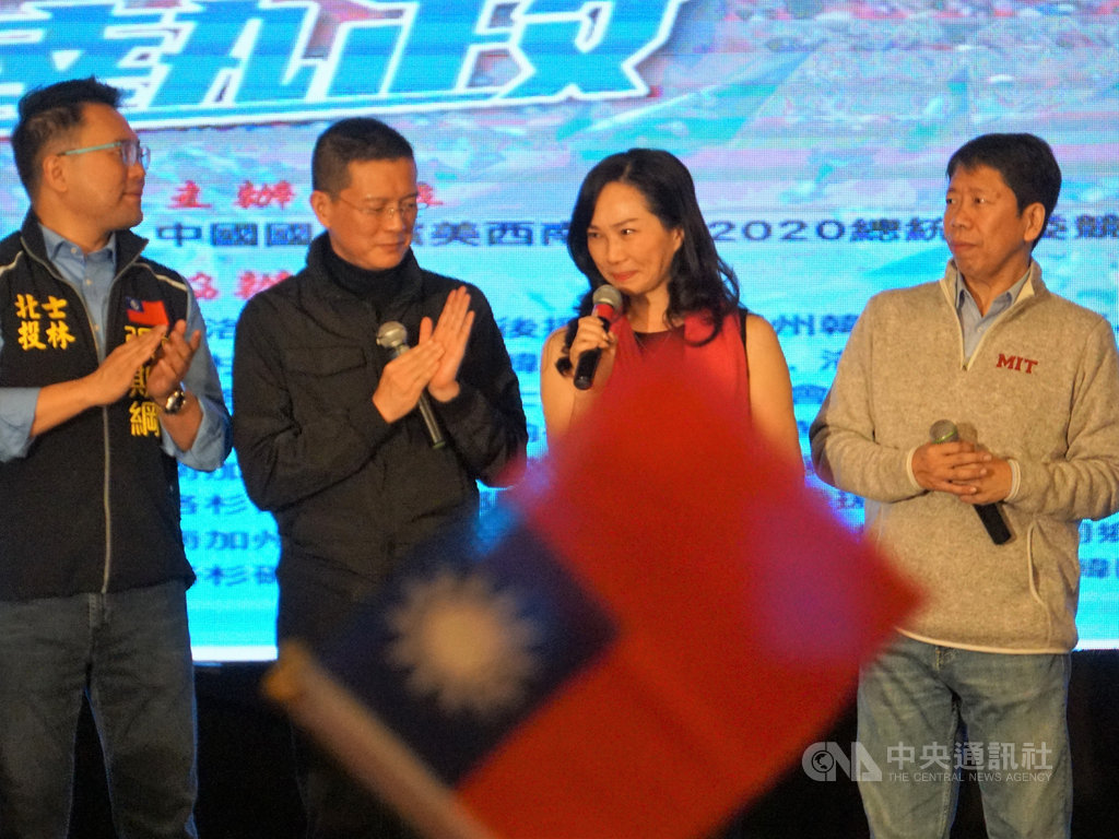 國民黨總統候選人韓國瑜的妻子李佳芬(右2)當地時間15日在洛杉磯出席造勢大會,演講時一度哽咽,支持者揮舞國旗相挺。中央社記者林宏翰洛杉磯攝 108年12月16日