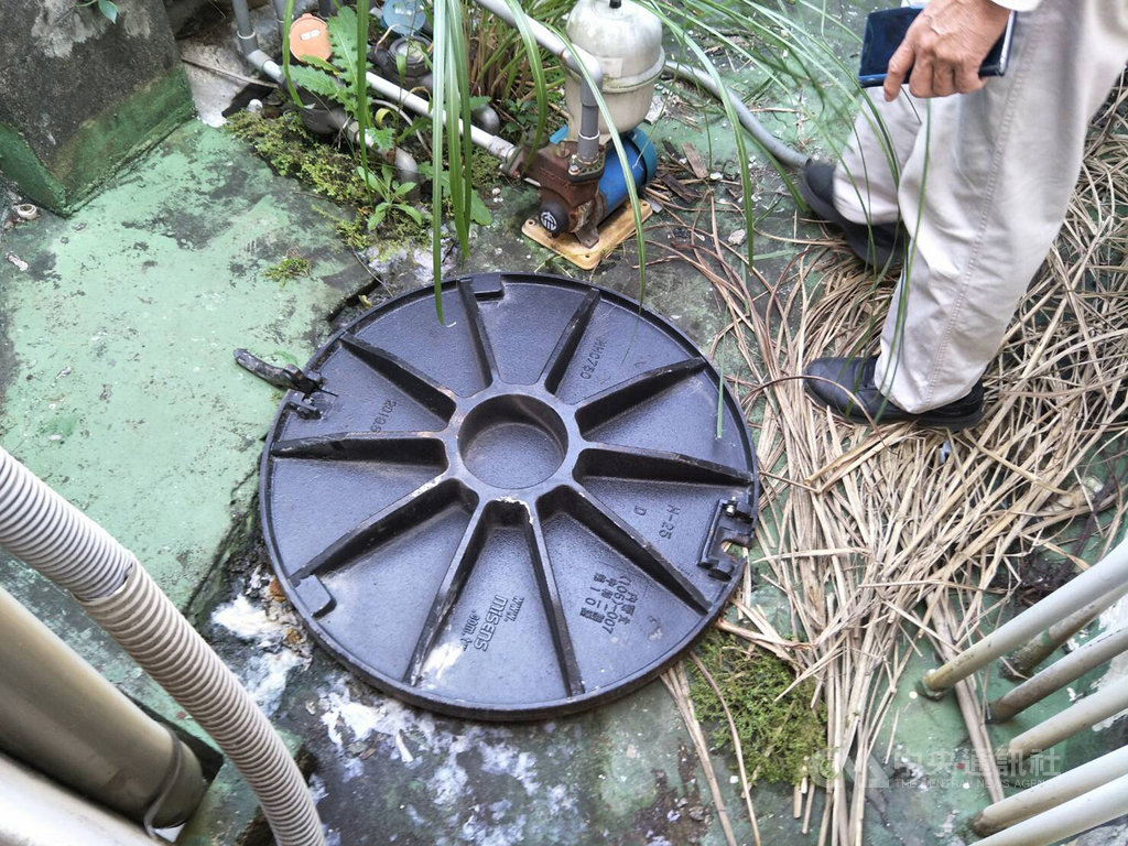 新北市中和區國光街一處污水下水道工程16日下午施工時,疑沼氣氣爆炸將人孔蓋彈飛,砸傷2名施工人員。(消防局提供)中央社記者黃旭昇新北傳真 108年12月16日
