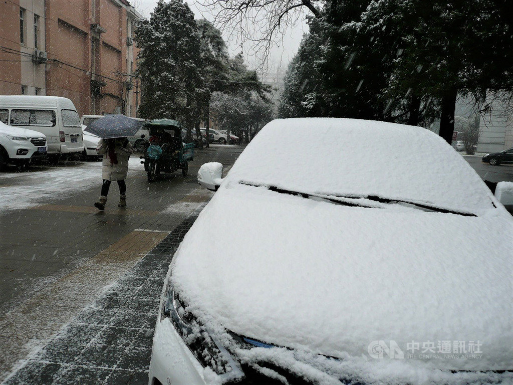 北京市15日夜間到16日降下今年第二場雪,影響了交通出行。圖為中國人民大學校園內被雪覆蓋後結冰的轎車。中央社記者周慧盈北京攝 108年12月16日