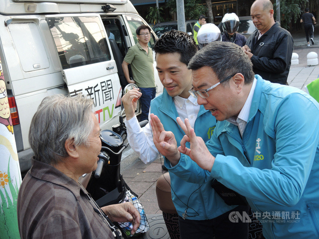 民進黨主席卓榮泰(右)16日陪同台北市立委參選人何志偉(中)到士林區芝山岩挨家挨戶拜票掃街。中央社記者葉素萍攝 108年12月16日