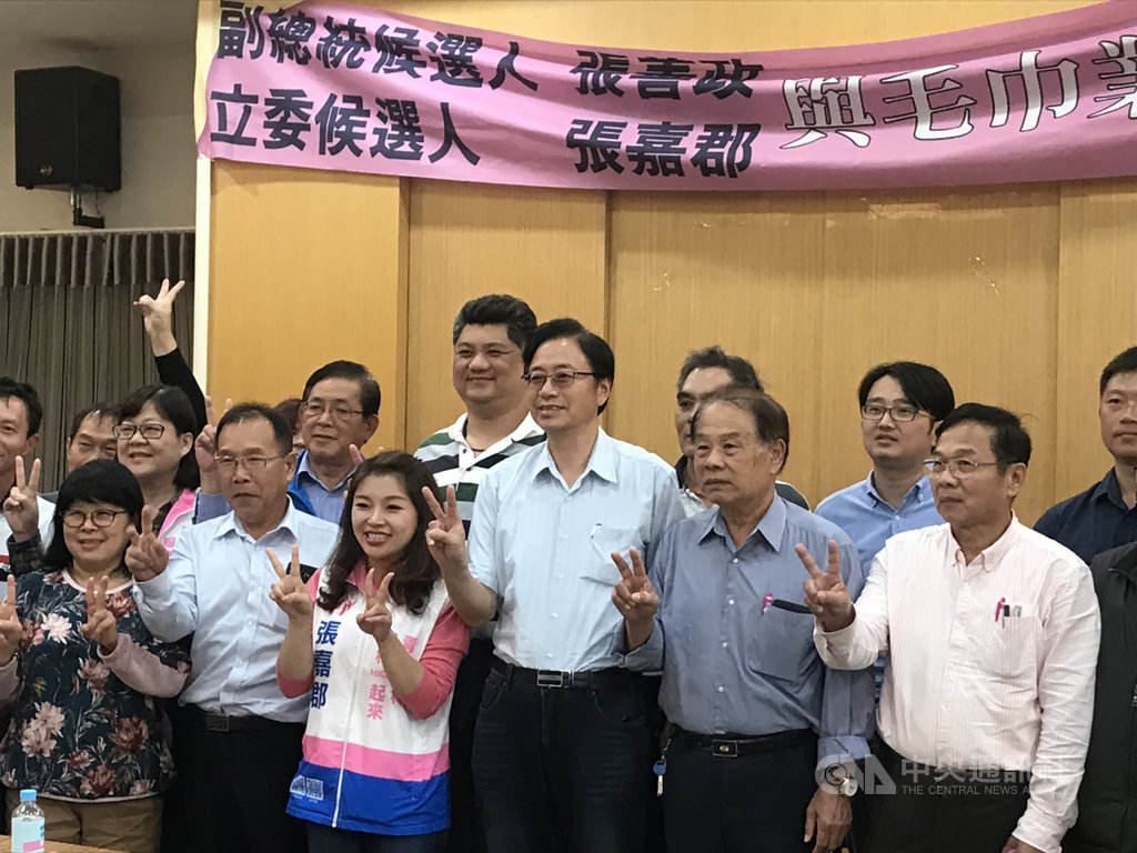 國民黨副總統候選人張善政(前右3)16日到雲林縣輔選,並與毛巾業者座談。 中央社記者姜宜菁攝 108年12月16日