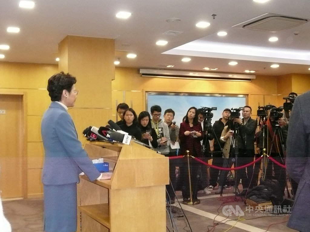 香港行政長官林鄭月娥16日晚間在北京舉行記者會時重申,當前港府的工作重任仍然是止暴制亂;她並指基本法第23條立法要有好的社會環境條件才能做。中央社記者周慧盈北京攝 108年12月16日