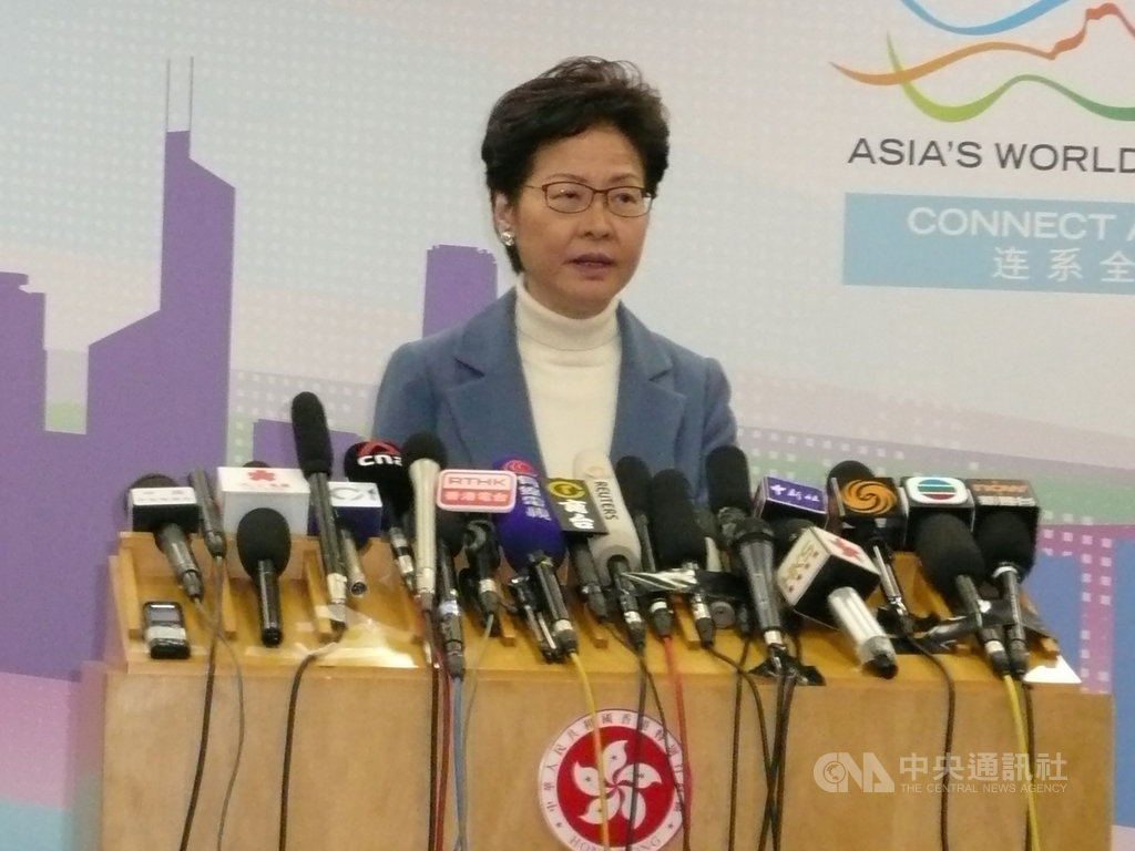 到北京述職的香港特首林鄭月娥16日晚間舉行記者會時強調,當前港府的工作重任仍然是止暴制亂。中央社記者周慧盈北京攝 108年12月16日