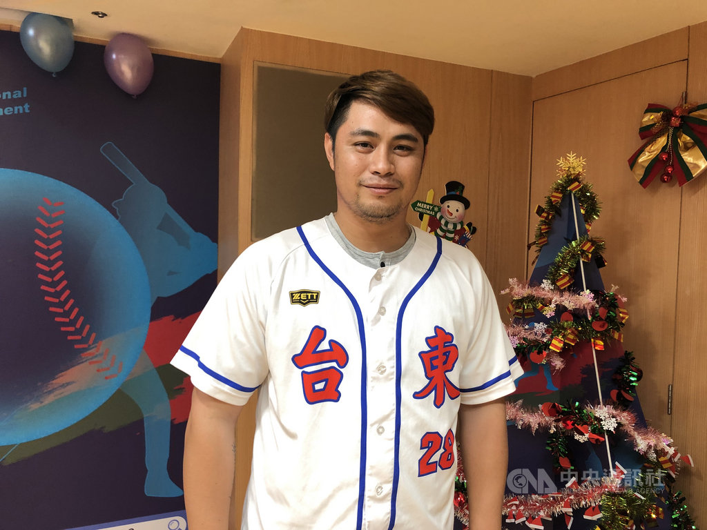 新北富邦國際城市U18棒球邀請賽,職棒退役球員羅政龍(圖)代表台東縣隊教練出席開賽記者會,談起青棒投手訓練,他表示,會先詢問國中的投球狀況,調整控制投手的投球量。中央社記者謝靜雯攝 108年12月16日