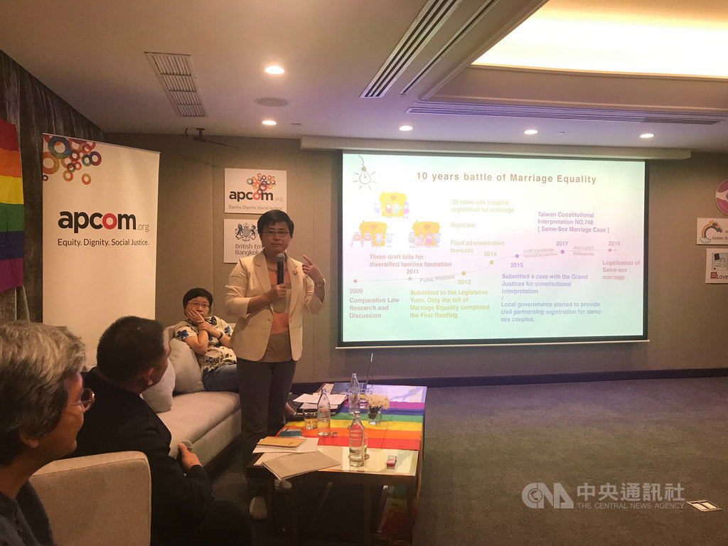 台灣伴侶權益推動聯盟常務理事許秀雯(站立者)和伴侶盟秘書長簡至潔(後坐在沙發上者)16日在曼谷一場座談會上分享在台灣推動婚姻平權的經驗。中央社記者呂欣憓曼谷攝 108年12月16日