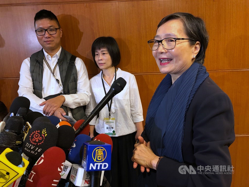 台灣觀光協會會長葉菊蘭(右)16日在台北圓山大飯店出席觀光局「Tourism 2030 全國觀光政策發展會議」,並於開幕式後接受媒體訪問,回應國民黨副總統候選人張善政相關言論。中央社記者王飛華攝 108年12月16日