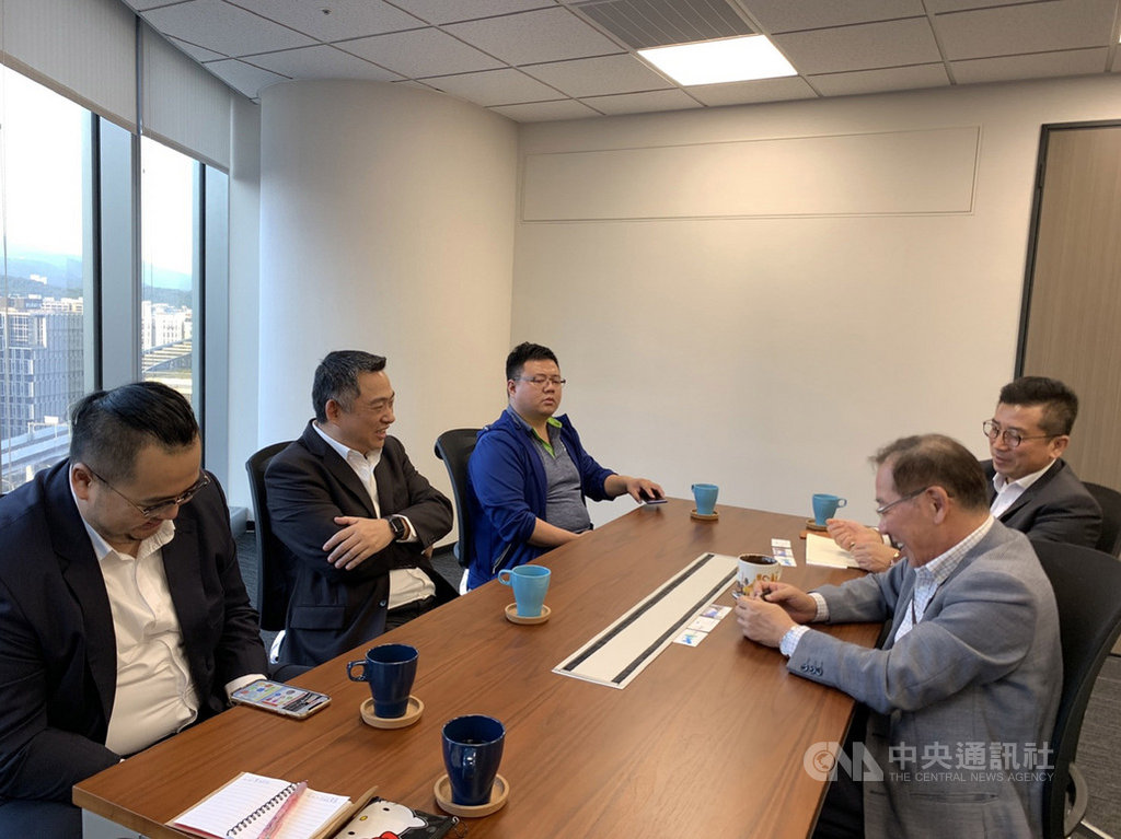 金門縣長楊鎮浯(左2)16日拜會星宇航空公關長聶國維(前右),盼星宇能加入離島航線營運,緩解遠航停飛的衝擊;星宇航空表示,能理解金門航線航班的現況與需求,若民航局在整體考量後,認為有需要星宇的協助,公司會再評估。(金門縣政府提供)中央社記者黃慧敏傳真 108年12月16日