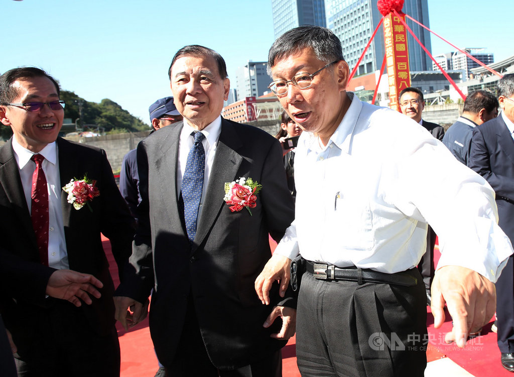 南港生技產業聚落BOT案「台北生技園區」16日正式開工,台北市長柯文哲(前右)、世康開發董事長黃茂雄(前中)主持開工動土。中央社記者鄭傑文攝 108年12月16日