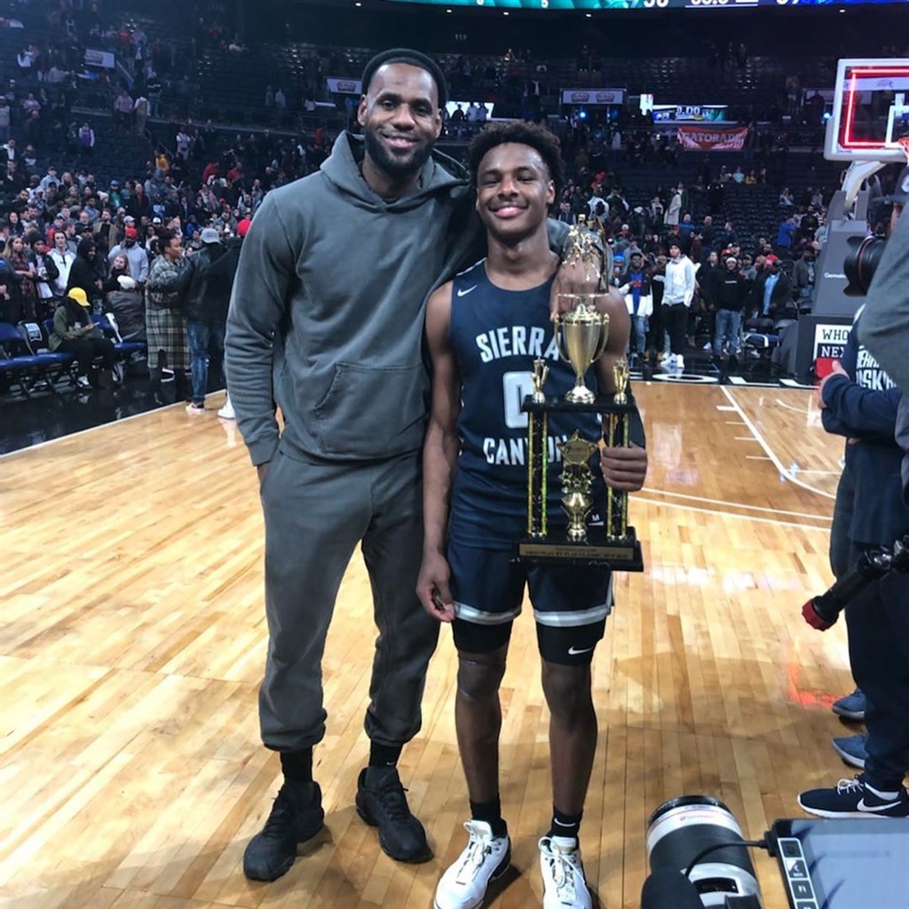 NBA湖人球星詹姆斯(左)14日回到家鄉俄亥俄州,看兒子布朗尼(右)的高中校際籃球比賽。(圖取自詹姆斯IG網頁instagram.com/kingjames)
