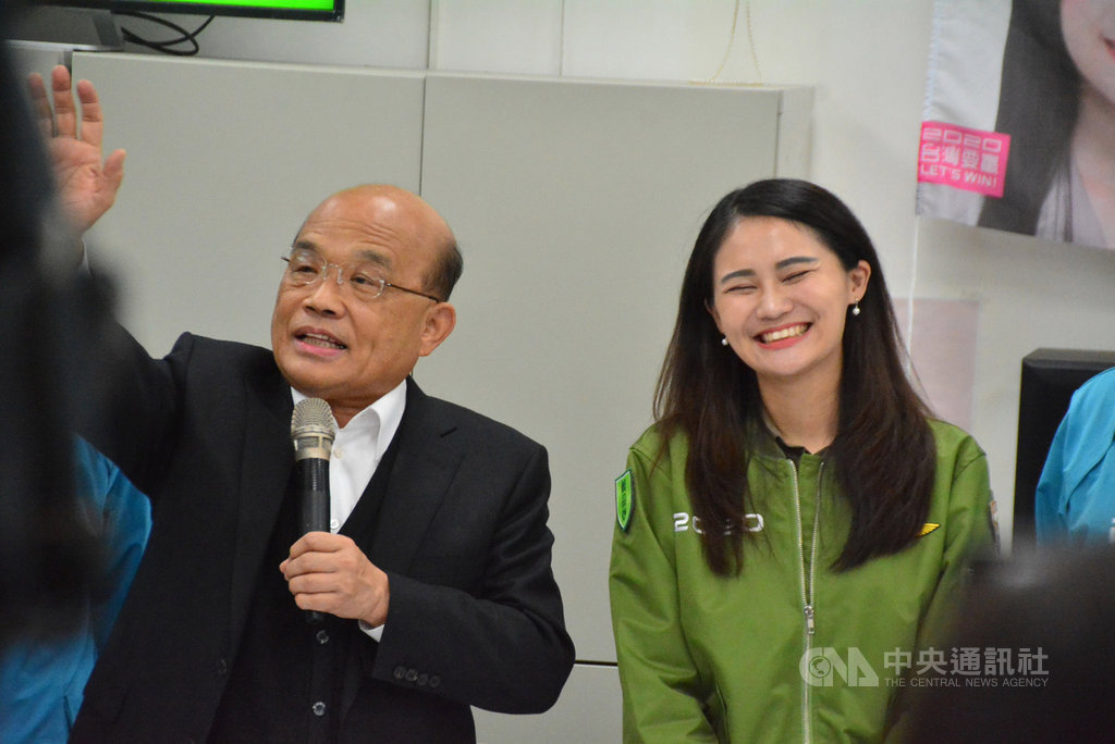 行政院長蘇貞昌(左)16日晚間到新北市汐止區,為民進黨籍立委參選人賴品妤(右)助選,呼籲大家支持年輕人。中央社記者黃旭昇新北市攝 108年12月16日