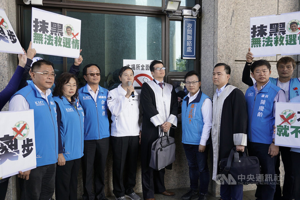 國民黨新竹市立委參選人鄭正鈐(右4)譴責民進黨新竹市立委參選人鄭宏輝發文宣栽贓「到處欠錢、被告」,認為構成毀謗與違反選罷法,16日由律師陪同,至新竹地檢署按鈴申告。中央社記者魯鋼駿攝 108年12月16日