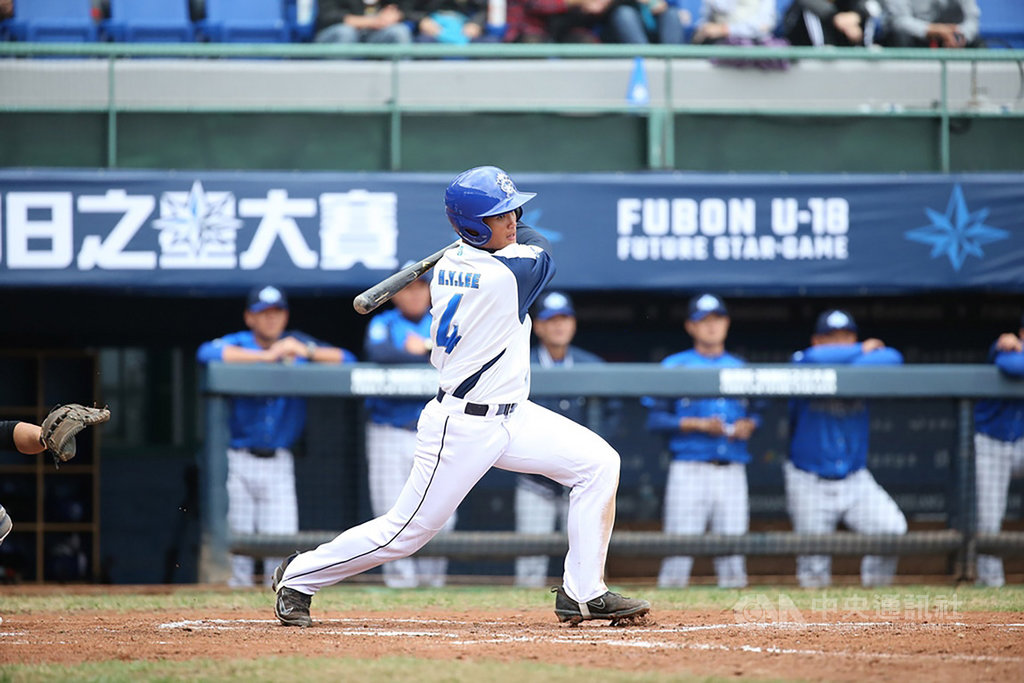 第2屆富邦U18明日之星大賽22日將在新莊棒球場舉行,中職味全龍隊劉基鴻16日說,他看好平鎮高中學弟「怪力男」李灝宇(圖)可以贏得全壘打大賽,李灝宇預計也將扛明星藍隊中心棒次。(富邦金控提供)中央社記者謝靜雯傳真 108年12月16日