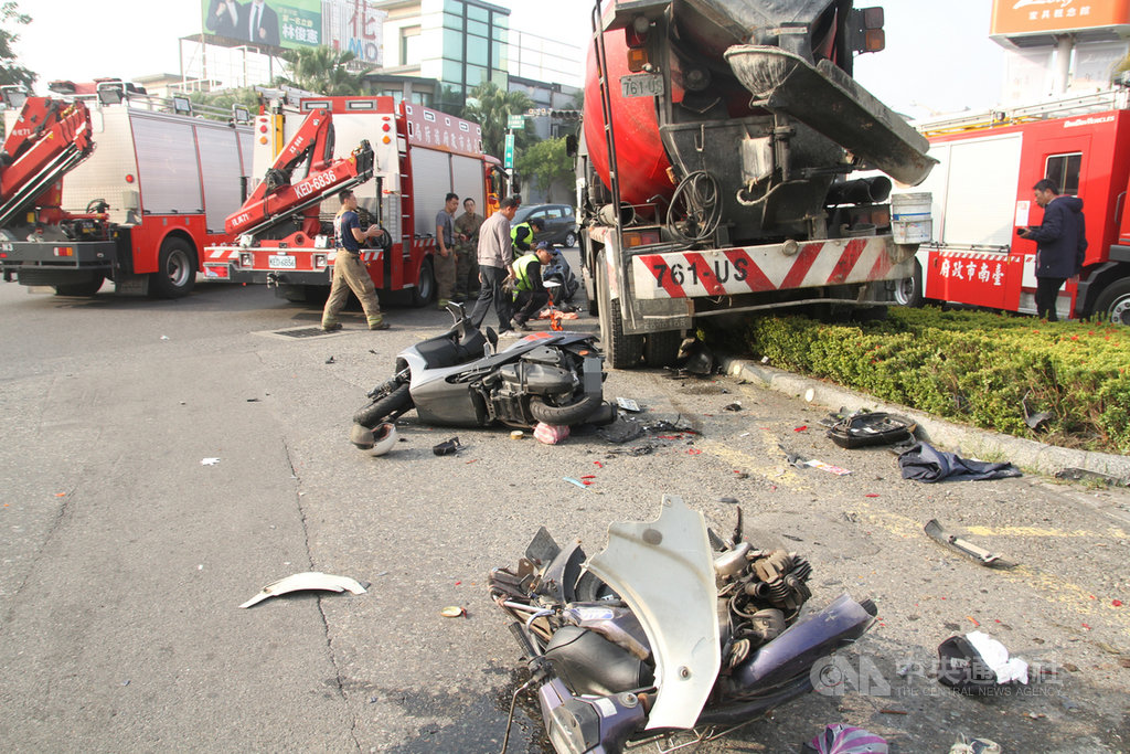 一輛水泥預拌車16日清晨行經國道1號南下台南路段時,疑因剎車失靈,開下交流道後擦撞其他車輛,導致4人受傷。一名機車騎士被壓在水泥預拌車的左前輪下,被救出時失去心肺功能。中央社記者楊思瑞攝 108年12月16日