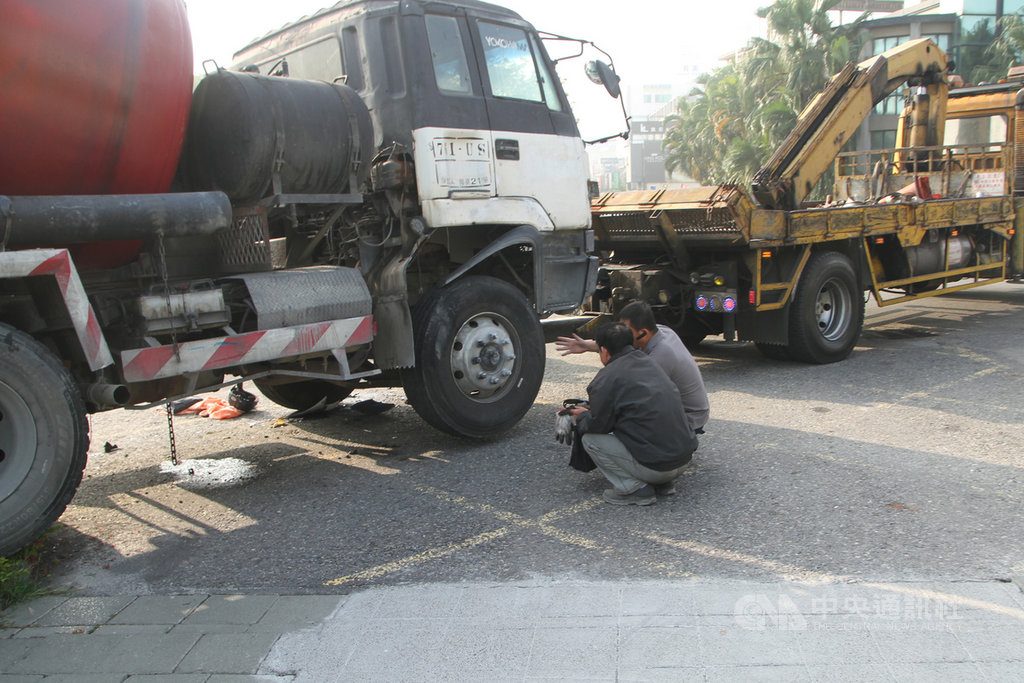一輛水泥預拌車16日清晨行經台南市東區裕農路與裕義路口時,撞上正在停等紅燈的4輛機車;水泥預拌車的駕駛許姓男子說,車輛行駛在國道上時曾聽到底盤發出異常聲音,接著就發現踩不到剎車、手剎車也無效,一路開下交流道後與其他車輛擦撞。中央社記者楊思瑞攝 108年12月16日