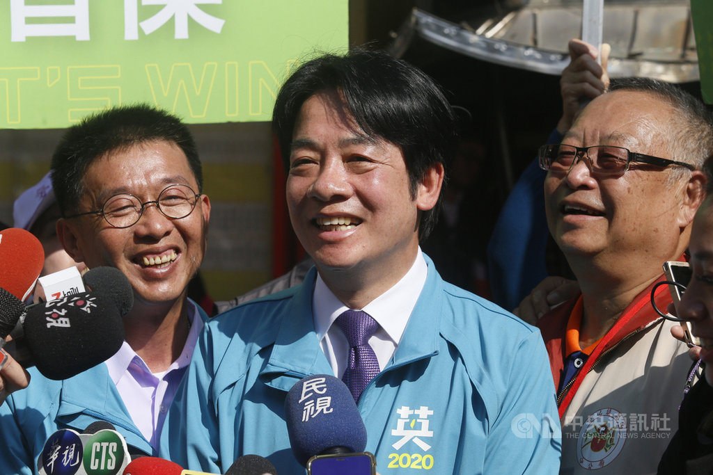 民進黨副總統候選人賴清德(中)16日在高雄輔選,接受媒體聯訪時就「波特王事件」表示,這凸顯專制的中國與台灣民主制度的不同,籲請大家明年1月11日用選票捍衛台灣的民主。圖左為爭取連任的民進黨立委參選人許智傑。中央社記者董俊志攝 108年12月16日