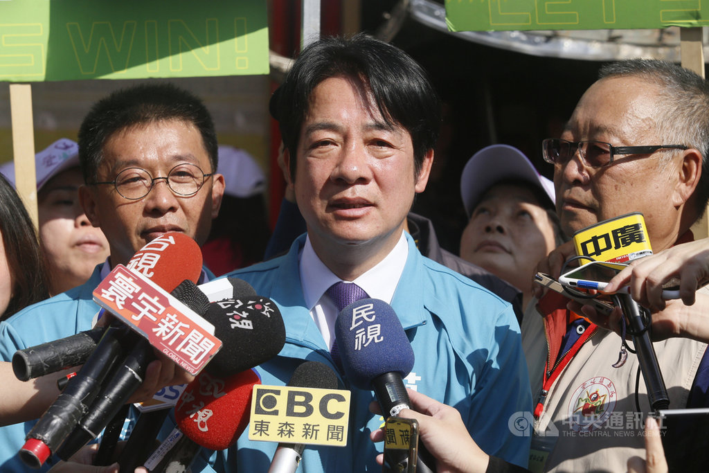 針對「波特王事件」,民進黨副總統候選人賴清德(中)16日在高雄接受媒體聯訪說,這個就是在共產專制底下中國的情況跟民主制度下的台灣截然不同,「應該讓我們看得更清楚這場選舉的重要性,敬請大家一定要用選票捍衛台灣主權,維護台灣的民主」,如此年輕人才有言論的自由,才有發展空間,台灣也才有未來。中央社記者董俊志攝 108年12月16日