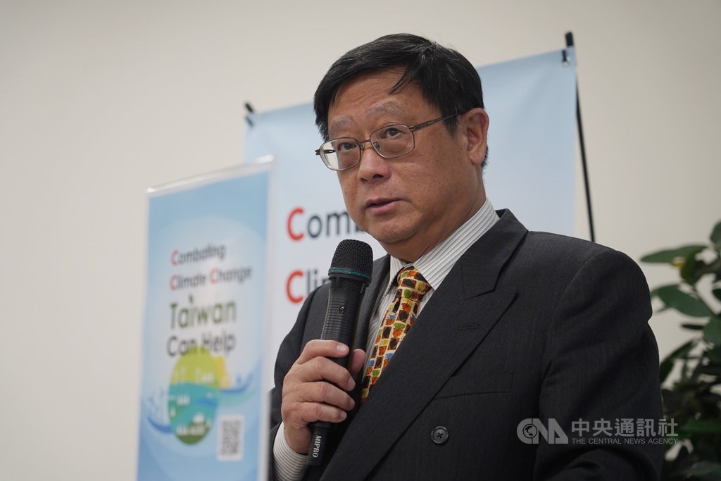 西班牙馬德里舉辦的聯合國氣候變化綱要公約第25次締約方會議(COP25)落幕,環保署長張子敬16日在台北舉行記者會表示,今年台灣因中國打壓,無法參與締約方會議討論,但在外交部及駐西班牙代表處努力下,成功宣傳台灣在氣候變遷、能源轉型的付出,相關部會代表等也積極參與多場周邊會議。中央社記者徐肇昌攝 108年12月16日
