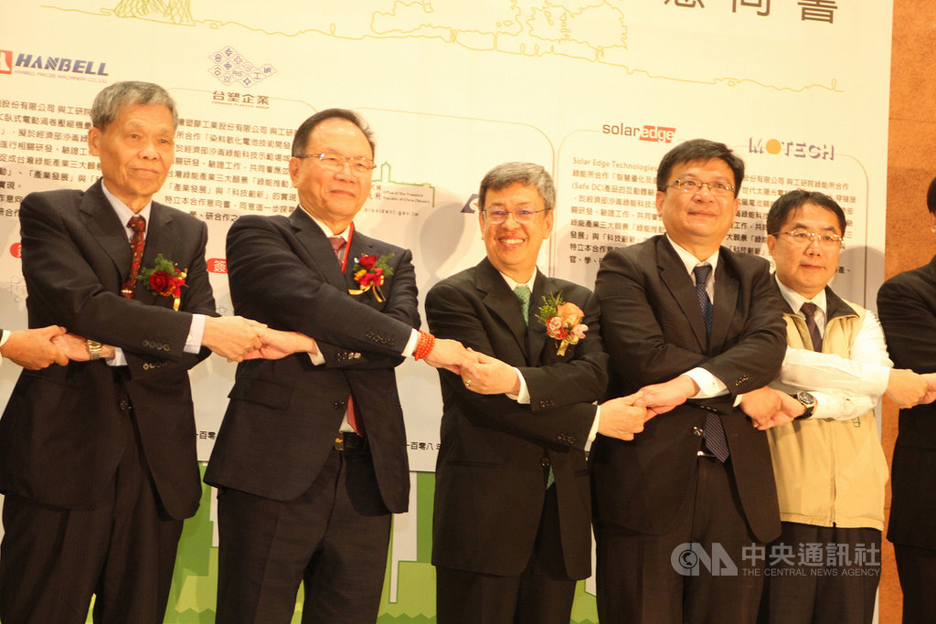 副總統陳建仁(中)16日出席台南沙崙智慧綠能科學城啟用儀式,與進駐廠商代表一起簽署合作意向書。中央社記者楊思瑞攝 108年12月16日