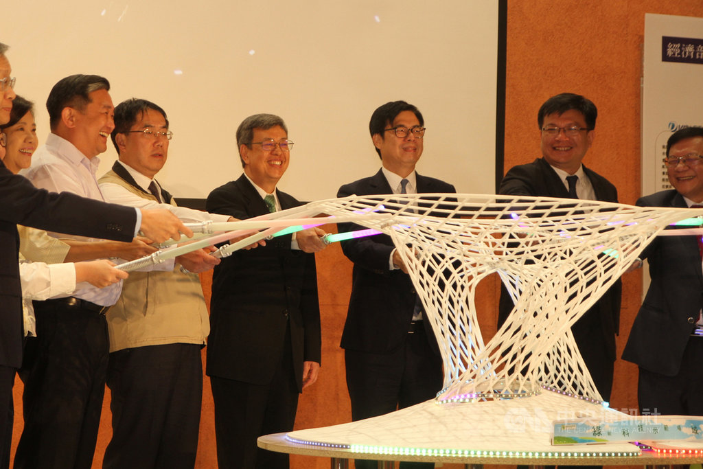 位於高鐵台南站附近的沙崙智慧綠能科學城,16日由副總統陳建仁(右4)、行政院副院長陳其邁(右3)等人見證啟用,並與眾人共同點亮太陽能樹模型。中央社記者楊思瑞攝 108年12月16日