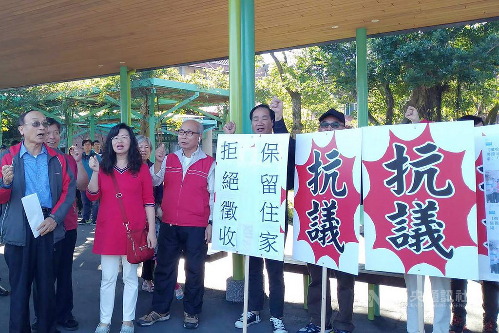 宜蘭縣羅東鎮都市計畫周邊105公頃保護區107年解編,但在徵收計畫中,部分位於五結鄉的近20戶民宅被劃入停車場用地,當地民眾組成自救會,16日到宜蘭縣政府抗議,認為可配合計畫被徵收農地,但請縣府保留居住多年的老家,不能剝奪居住權、生存權及財產權。(民眾提供)中央社記者沈如峰宜蘭縣傳真 108年12月16日